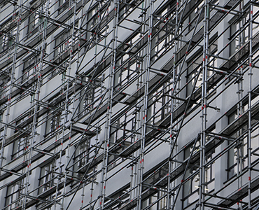 Roof renovation scaffolding Macclesfield – safe roofline platforms